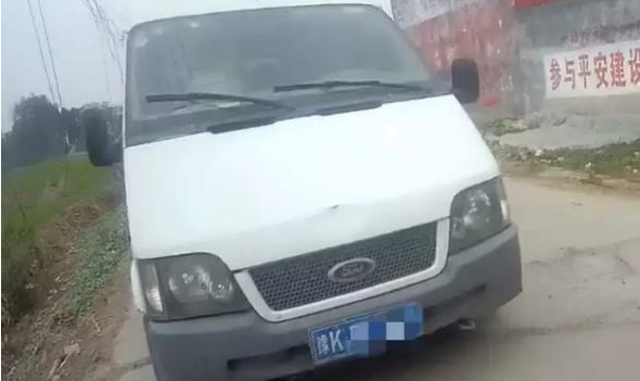 6座面包車塞進12人,河南警方查獲“黑校車”!里邊都是…… 6座面包車塞進12人,河南警方查獲“黑校車”!里邊都是……