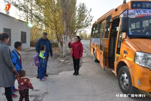 不忘初心 牢記使命 愛心校車溫暖上學路 圖片