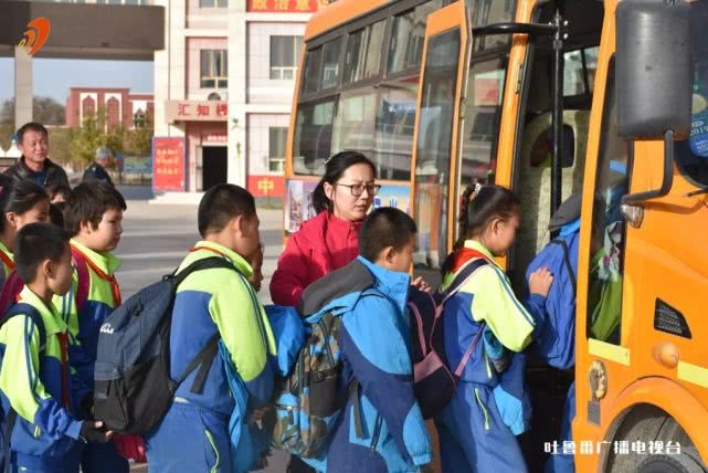 不忘初心 牢記使命 愛心校車溫暖上學路 圖片