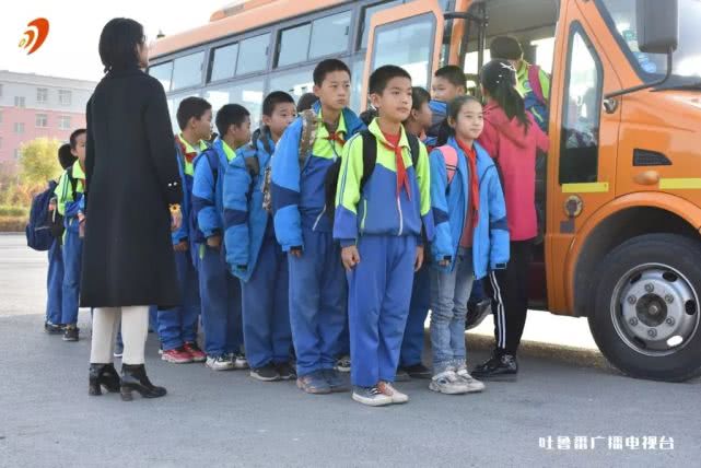 不忘初心 牢記使命 愛心校車溫暖上學路 圖片