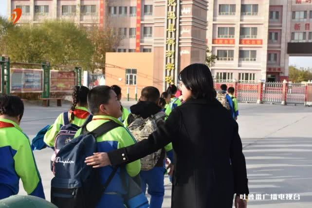 不忘初心 牢記使命 愛心校車溫暖上學路 圖片