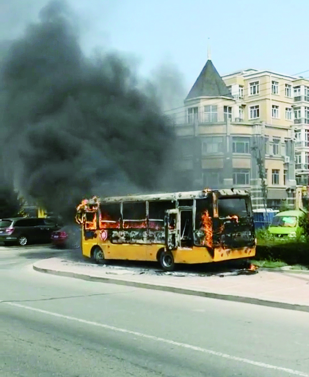 校車起火燒成空殼 幸無人員傷亡 校車起火燒成空殼 幸無人員傷亡