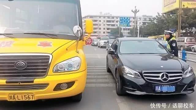 交警提醒:對著校車鳴喇叭打閃光燈,記6分罰200元! 交警提醒:對著校車鳴喇叭打閃光燈,記6分罰200元!