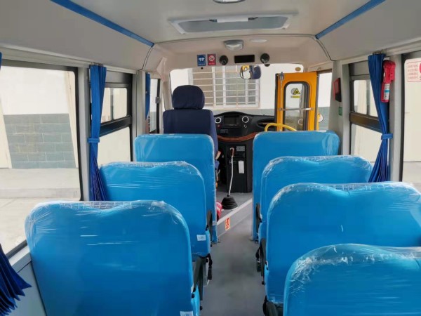 看過來!黑校車超載 校車司機涉嫌危險駕駛罪被拘留 東風19座幼兒園內飾