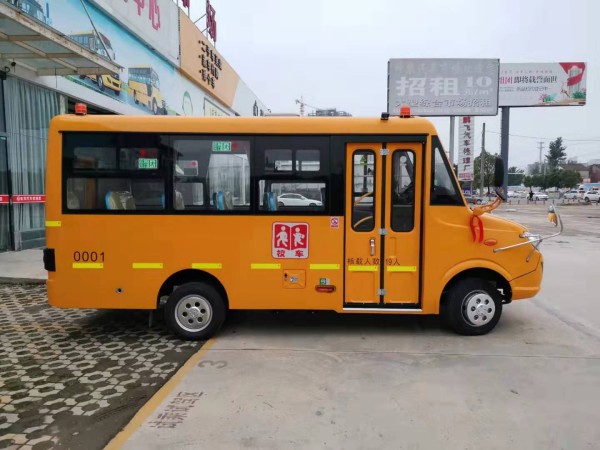看過來!黑校車超載 校車司機涉嫌危險駕駛罪被拘留 東風19座校車正側面圖