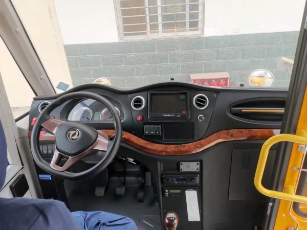 看過來!黑校車超載 校車司機涉嫌危險駕駛罪被拘留 東風19座幼兒園 司機操作臺