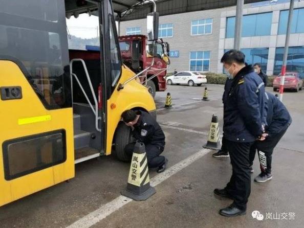 護航復工復產，嵐山交警為校車審驗開辟綠色通道