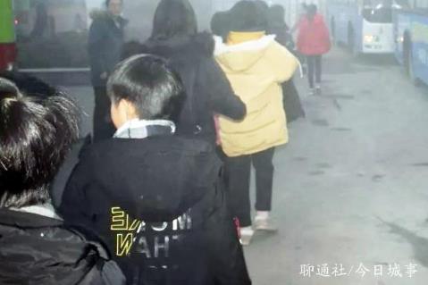 聊城一輛普通客車接送學生遭舉報,茌平開出首張“黑校車”罰單 聊城一輛普通客車接送學生遭舉報,茌平開出首張“黑校車”罰單