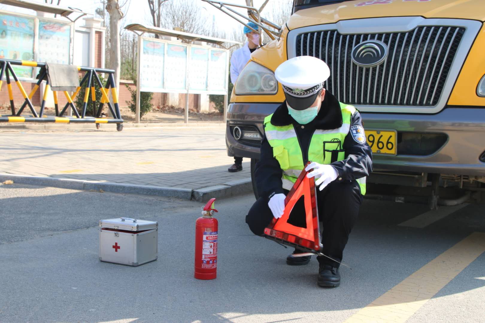 部門、校企聯動實景模擬,校車安全早準備! 部門、校企聯動實景模擬,校車安全早準備!