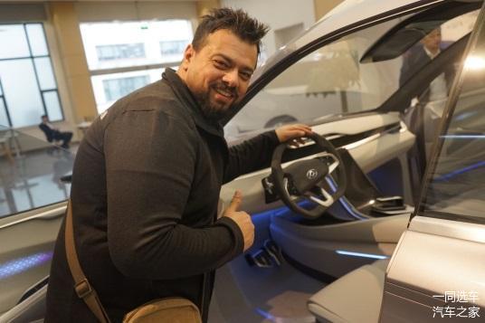 中東最大校車訂單花落誰家?186臺上汽MAXUS V80校車交付阿聯(lián)酋 中東最大校車訂單花落誰家?186臺上汽MAXUS V80校車交付阿聯(lián)酋