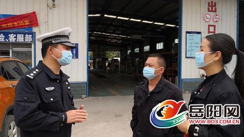 交警君山大隊開展校車集中安全技術檢測/ 交警君山大隊開展校車集中安全技術檢測