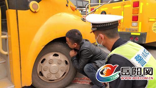 交警君山大隊開展校車集中安全技術檢測/ 交警君山大隊開展校車集中安全技術檢測