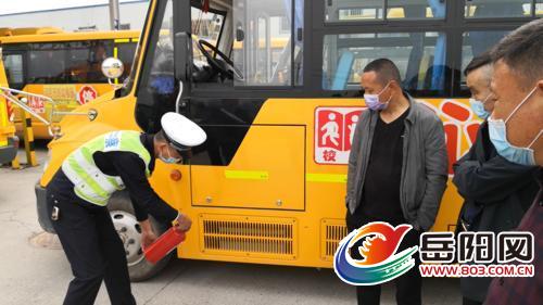 交警君山大隊開展校車集中安全技術檢測/ 交警君山大隊開展校車集中安全技術檢測