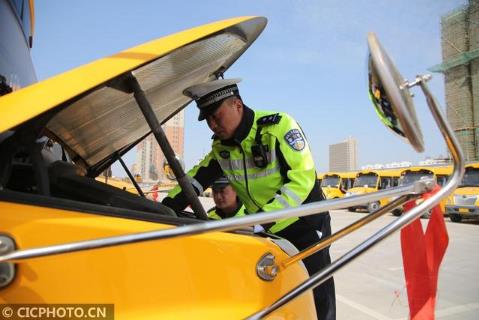 江蘇連云港:校車體檢待開學 江蘇連云港:校車體檢待開學