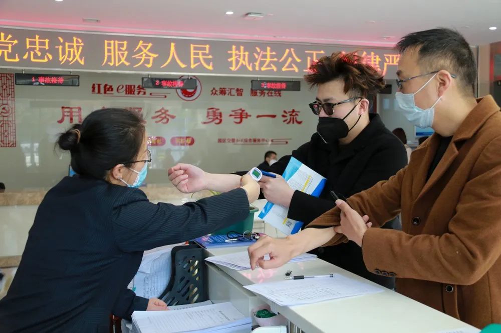 園區(qū)警方啟動重點運輸企業(yè)及校車駕駛?cè)爽F(xiàn)場審驗教育學習專場服務/ 園區(qū)警方啟動重點運輸企業(yè)及校車駕駛?cè)爽F(xiàn)場審驗教育學習專場服務