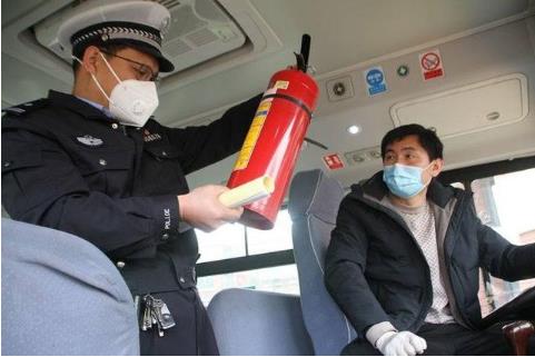 確保學(xué)生坐上“安全車”和“放心車” 高密市校車安全管理大練兵 確保學(xué)生坐上“安全車”和“放心車” 高密市校車安全管理大練兵