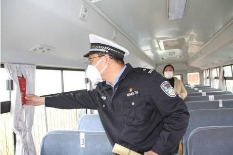 確保學(xué)生坐上“安全車”和“放心車” 高密市校車安全管理大練兵 確保學(xué)生坐上“安全車”和“放心車” 高密市校車安全管理大練兵