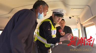 云溪區:63輛校車進行集中“體檢” 云溪區:63輛校車進行集中“體檢”