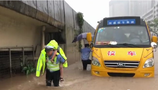東莞暴雨36處內澇,積水最深2米,交警從拋錨校車背出5名學生 東莞暴雨36處內澇,積水最深2米,交警從拋錨校車背出5名學生