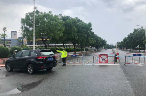 東莞暴雨36處內澇,積水最深2米,交警從拋錨校車背出5名學生 東莞暴雨36處內澇,積水最深2米,交警從拋錨校車背出5名學生