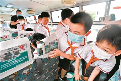 坐上“神奇校車”開(kāi)啟“禁毒之旅” 坐上“神奇校車”開(kāi)啟“禁毒之旅”