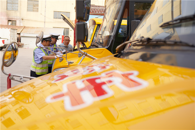 河北沙河:校車“體檢”迎復(fù)學(xué) 河北沙河:校車“體檢”迎復(fù)學(xué)