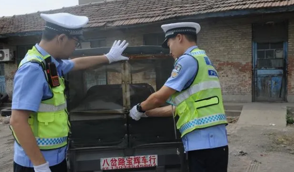 曝光!小小“黑校車”硬塞7人,孩子的生命安全如何保證? 曝光!小小“黑校車”硬塞7人,孩子的生命安全如何保證?