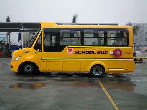 校車在醫院消防通道停車，幼兒園說已備案，院方：自己畫的停車位
