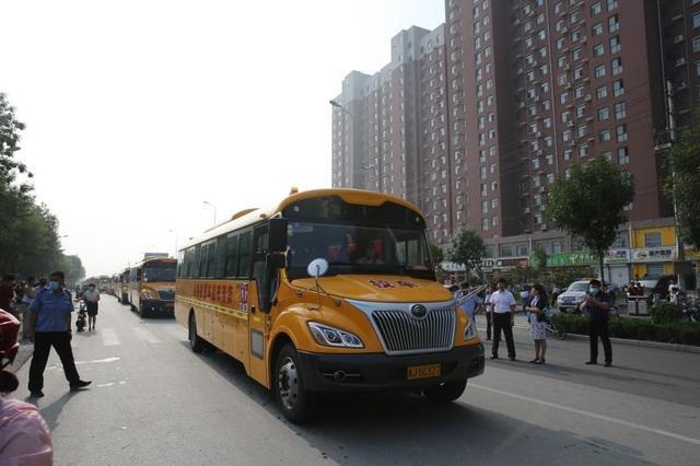 黃驊:“愛心校車”連續(xù)10年愛心送考,為高考學(xué)子圓夢(mèng)護(hù)航 黃驊:“愛心校車”連續(xù)10年愛心送考,為高考學(xué)子圓夢(mèng)護(hù)航