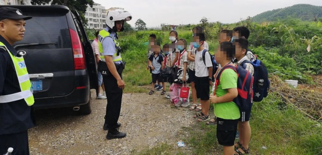 舉報:廣西南寧一教育機構“校車”超載20% 交警:查! 舉報:廣西南寧一教育機構“校車”超載20% 交警:查!