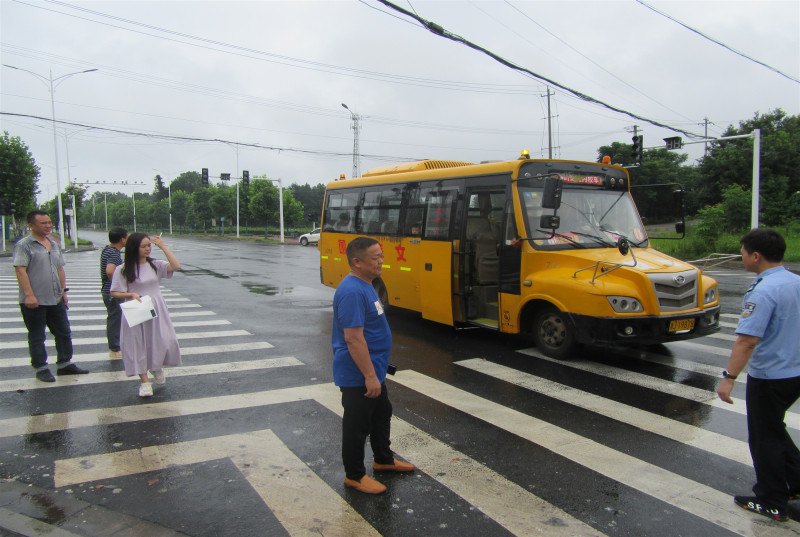 湖南常德:聯合開展校車安全檢查 打好本學期護校收官戰 湖南常德:聯合開展校車安全檢查 打好本學期護校收官戰