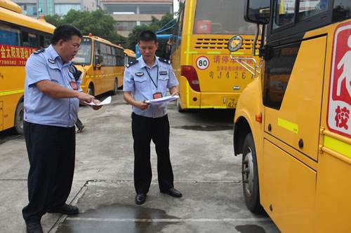 西安交警高新大隊檢查校車隊安全隱患排查工作