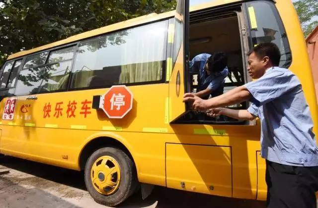 西安交警高新大隊檢查校車隊安全隱患排查工作