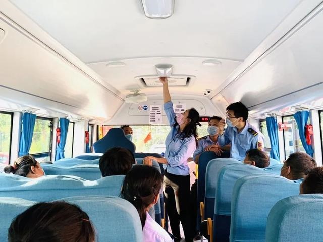 校車變身“中考加油站”