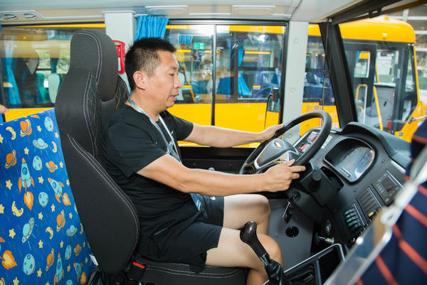 校車安全咋保障?看看咱“河南造”的最新技能! 校車安全咋保障?看看咱“河南造”的最新技能!