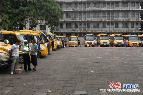 山西省新絳交警聯合縣教科局提前排查校車隱患/ 山西省新絳交警聯合縣教科局提前排查校車隱患