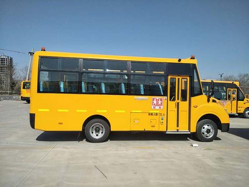 河北:新樂交警開展校車安全檢查 河北:新樂交警開展校車安全檢查