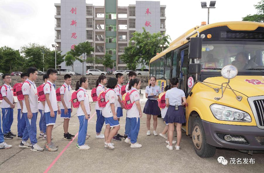 校車著火了？原來是高州舉辦校車突發事故應急演練！