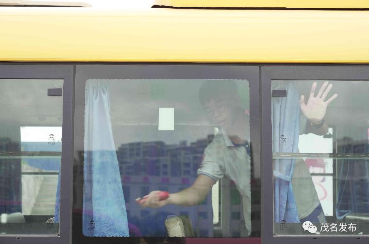 校車著火了？原來是高州舉辦校車突發事故應急演練！