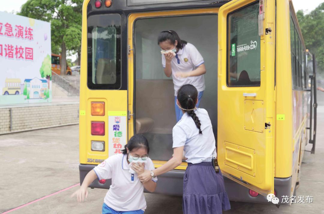 校車著火了？原來是高州舉辦校車突發事故應急演練！