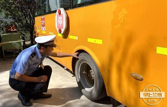 蘭州交警“啟封”校車 做好開學(xué)安全第一課 蘭州交警“啟封”校車 做好開學(xué)安全第一課