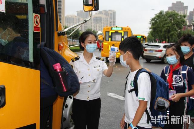 新增46條線路!開學(xué)首日,青島15萬學(xué)生乘坐“大鼻子”校車! 新增46條線路!開學(xué)首日,青島15萬學(xué)生乘坐“大鼻子”校車!