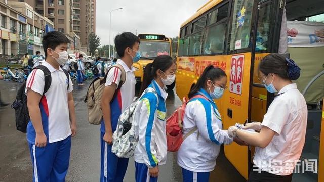 新增46條線路!開學(xué)首日,青島15萬學(xué)生乘坐“大鼻子”校車! 新增46條線路!開學(xué)首日,青島15萬學(xué)生乘坐“大鼻子”校車!