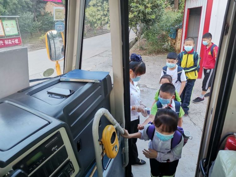 青島:新學(xué)期,校車為平度1.8萬(wàn)余名學(xué)生安全護(hù)航 青島:新學(xué)期,校車為平度1.8萬(wàn)余名學(xué)生安全護(hù)航