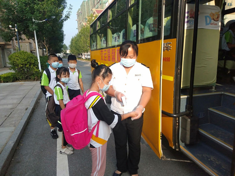 青島:新學(xué)期,校車為平度1.8萬(wàn)余名學(xué)生安全護(hù)航 青島:新學(xué)期,校車為平度1.8萬(wàn)余名學(xué)生安全護(hù)航