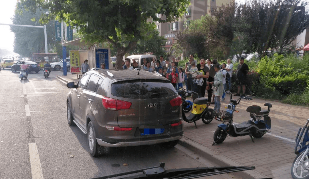 校車停靠“一位難求”！記者現(xiàn)場實(shí)拍！