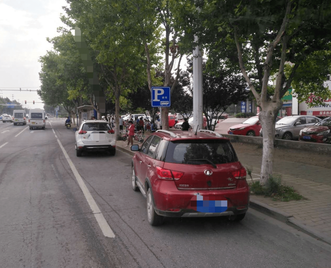 校車停靠“一位難求”！記者現(xiàn)場實(shí)拍！