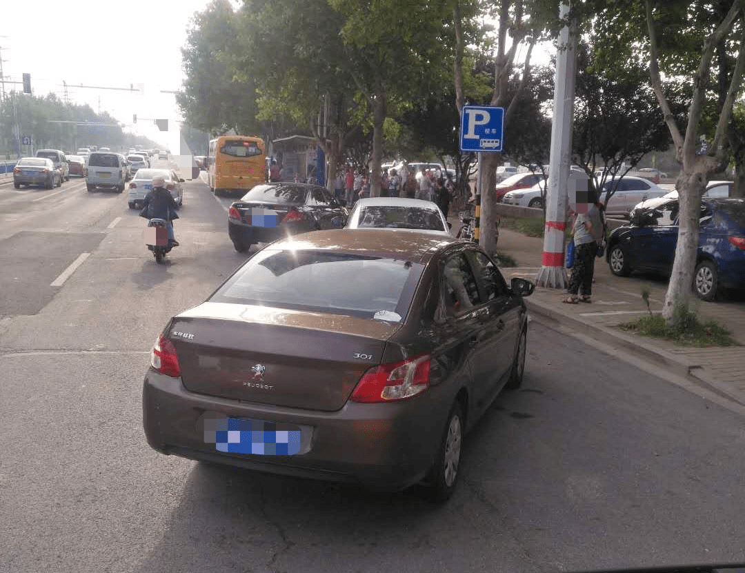 校車停靠“一位難求”！記者現(xiàn)場實(shí)拍！