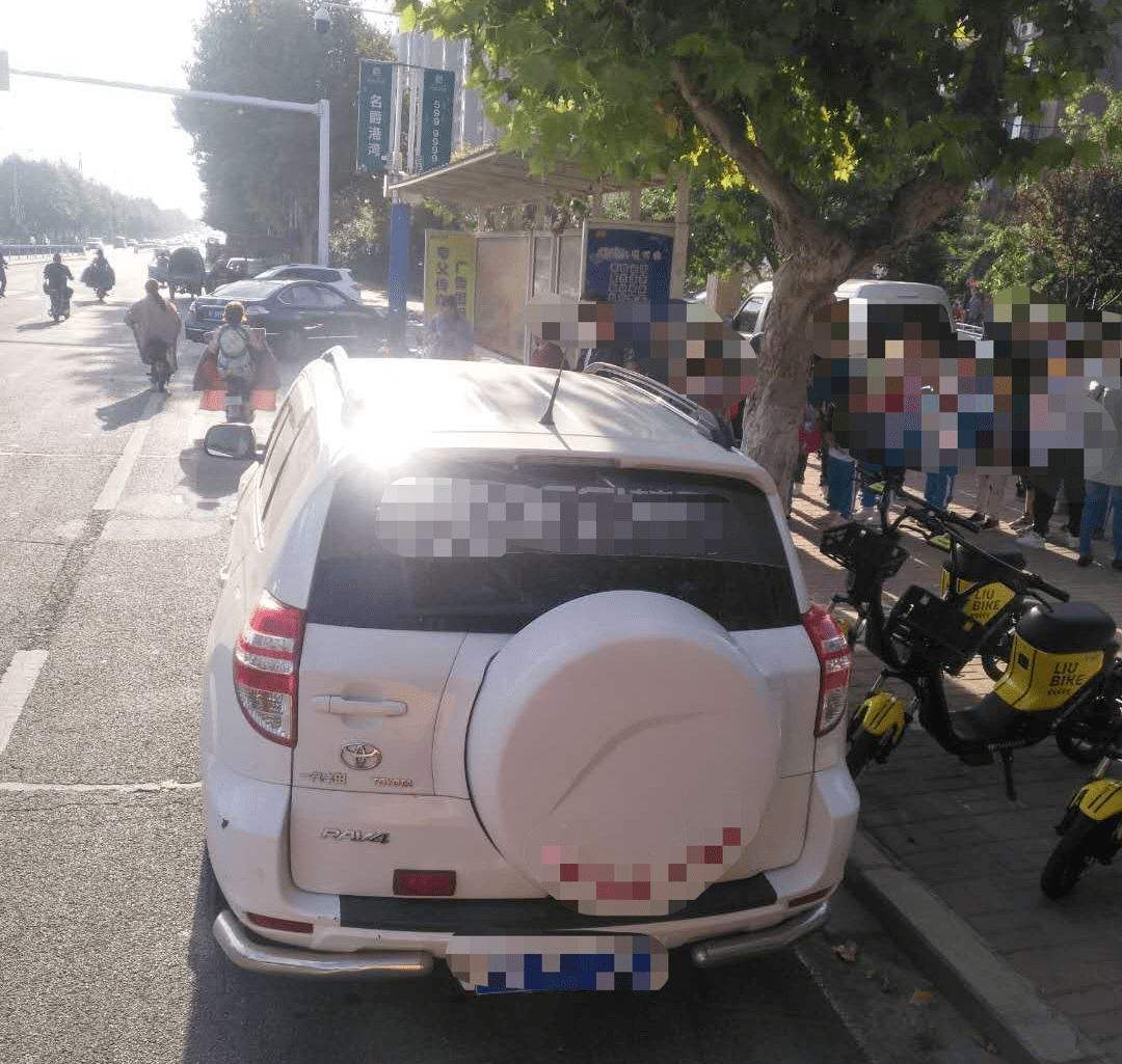 校車停靠“一位難求”！記者現(xiàn)場實(shí)拍！