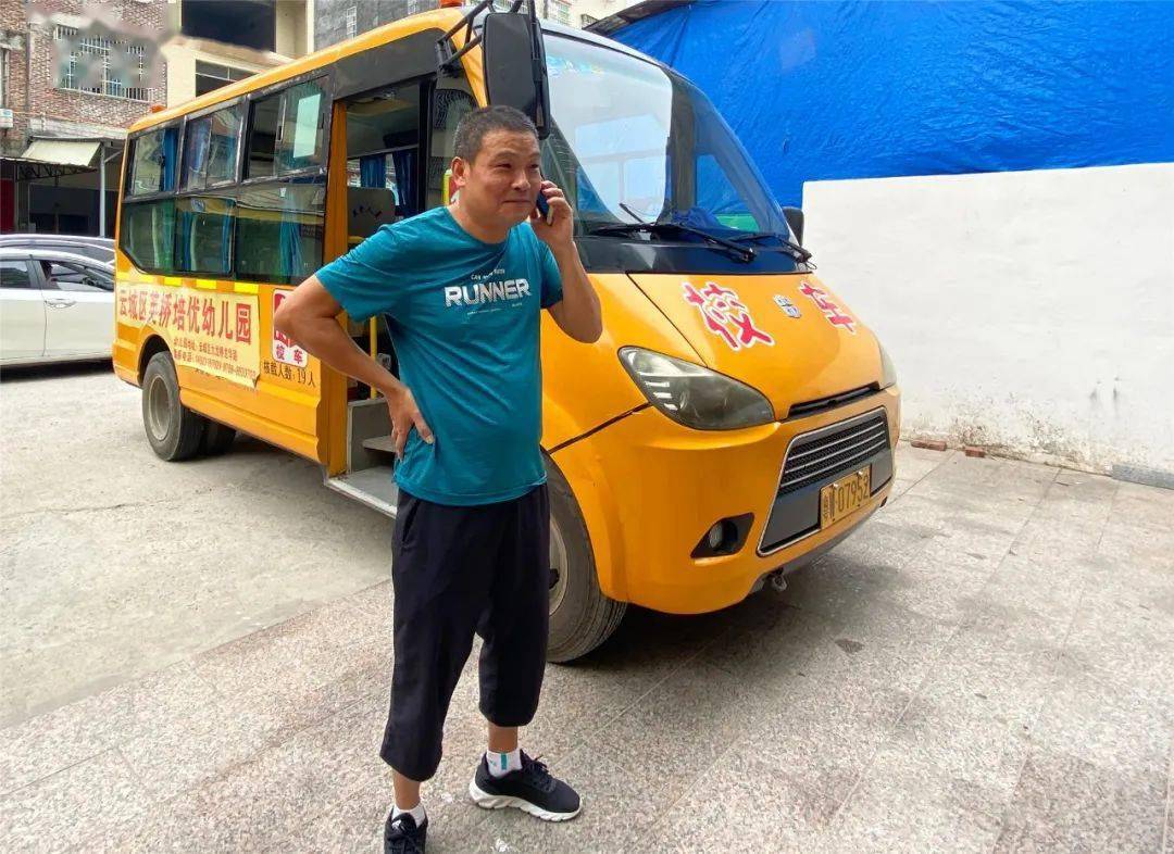 校車演練學逃生,安全之弦緊緊繃!幼兒園的孩子們從細節做起! 校車演練學逃生,安全之弦緊緊繃!幼兒園的孩子們從細節做起!